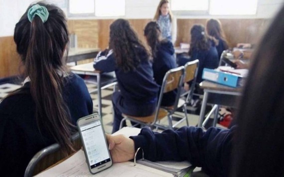 Prohíben uso de celulares en primarias y secundarias