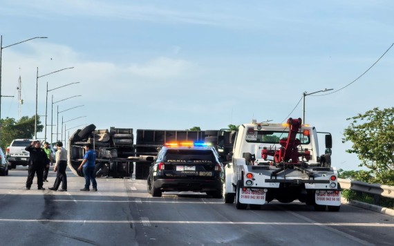 Volcadura en Periférico provoca caos vial