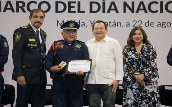 Díaz Mena reconoce labor de bomberos y paramédicos