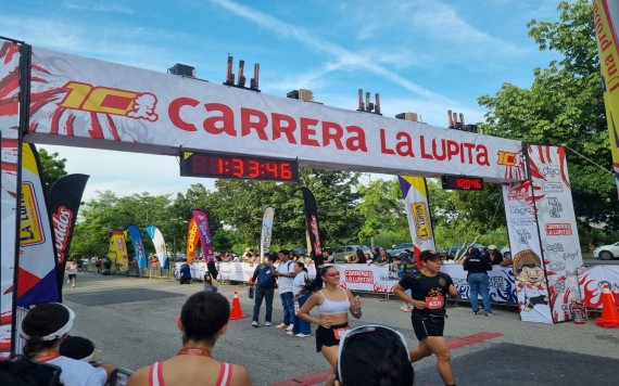 Abigael Cabrera y Enrique García, ganadores de Carrera La Lupita