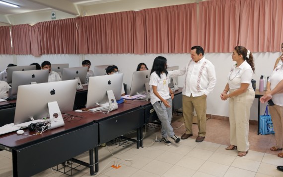 Entrega Huacho equipos e insumos al Tec de Progreso