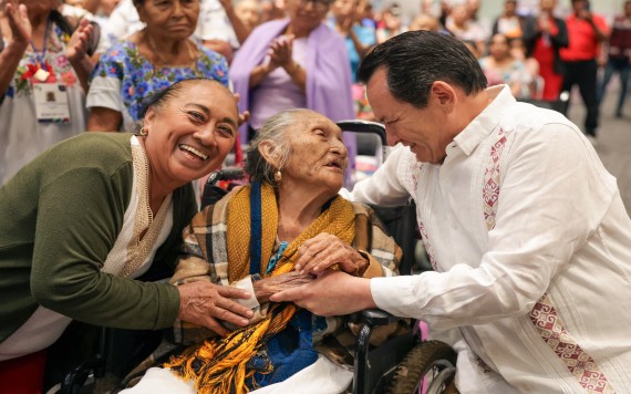 Entrega Huacho Tarjetas Bienesrar a parteras tradicionales