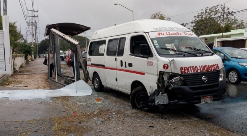 Combi se impacta contra paradero