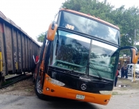 Camión de pasajeros choca contra tren 