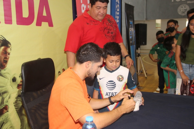 Más de mil personas acuden a firma de autógrafos de Henry Martín