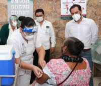 Gobernador supervisa aplicación de vacunas contra Covid-19 en Izamal