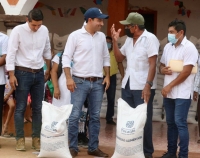 Entrega Mauricio Vila Dosal apoyos alimentarios en Tekax