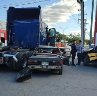 Tractocamión arrastra automóvil al Sur de Mérida 