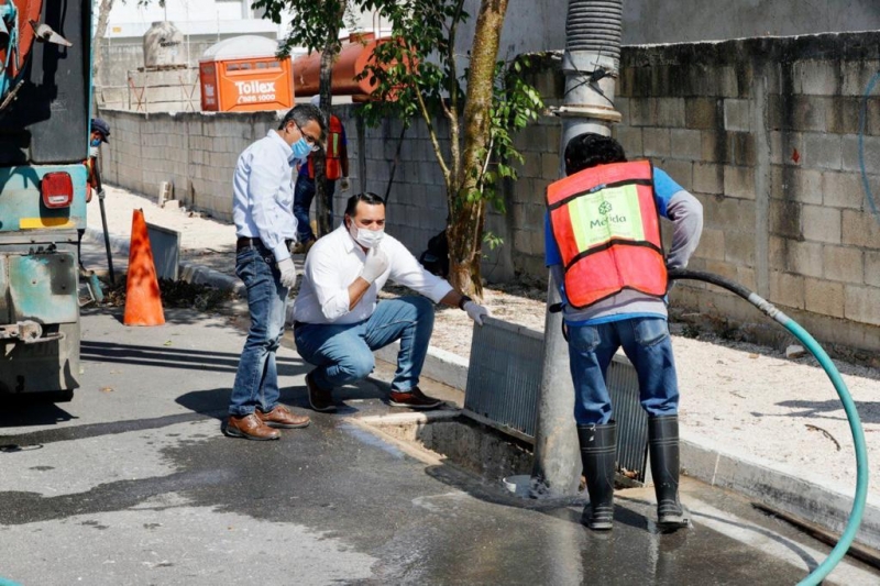 Renán Barrera supervisa limpieza y desazolve de rejillas pluviales