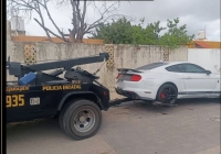 Tras reporte, retiran auto abandonado de v&iacute;a p&uacute;blica