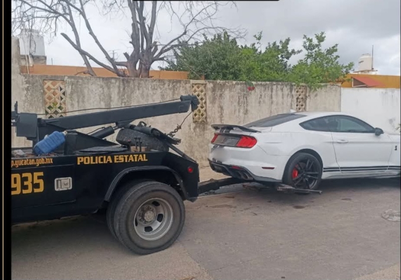 Tras reporte, retiran auto abandonado de vía pública