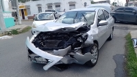 Choque entre dos automóviles deja daños materiales