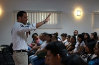 Raúl Paz dialoga con estudiantes de la UMSA