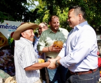 Renán Barrera visita el mercado “Slow Food”