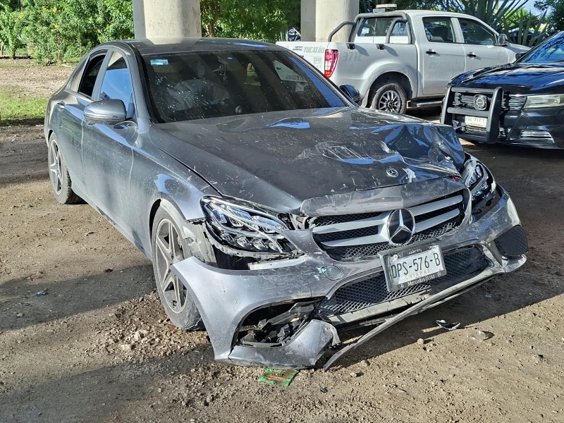 Choca a 5 vehículos y huye