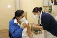 Aplican segundas dosis de vacunas contra Covid a personal de salud