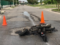 Derrapa y se incendia su motocicleta