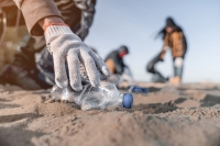 Buscan solución para la contaminación de plásticos