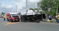 Da vuelta prohibida y choca contra ambulancia 