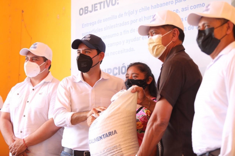 Entrega Vila Dosal apoyos a productores en Chichimilá