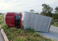 Camioneta se sale del camino y vuelca en la Mérida-Chetumal