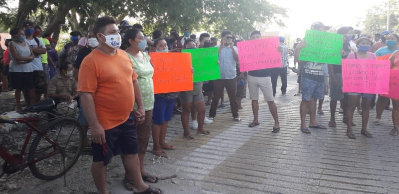 Guías de turistas y artesanos mantienen bloqueo en Pisté