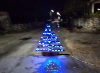 Colocan árbol navideño en bache de Dzidzantún