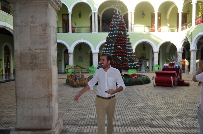 Encuentro de "priistas y amigos" en palacio de gobierno