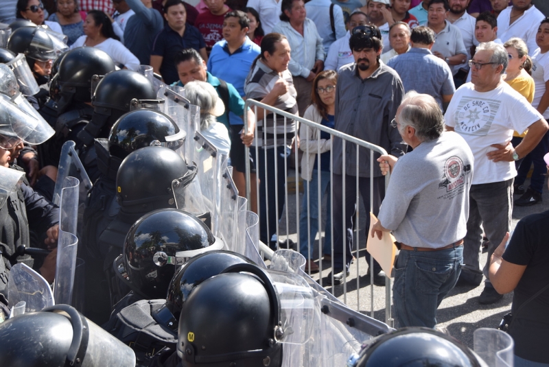 Zacapela entre policías y manifestantes enfrenta a partidos políticos
