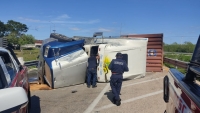 Tráiler de se vuelca en puente vehicular al sur de Mérida 