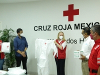 Donan equipos de protección a personal de la Cruz Roja