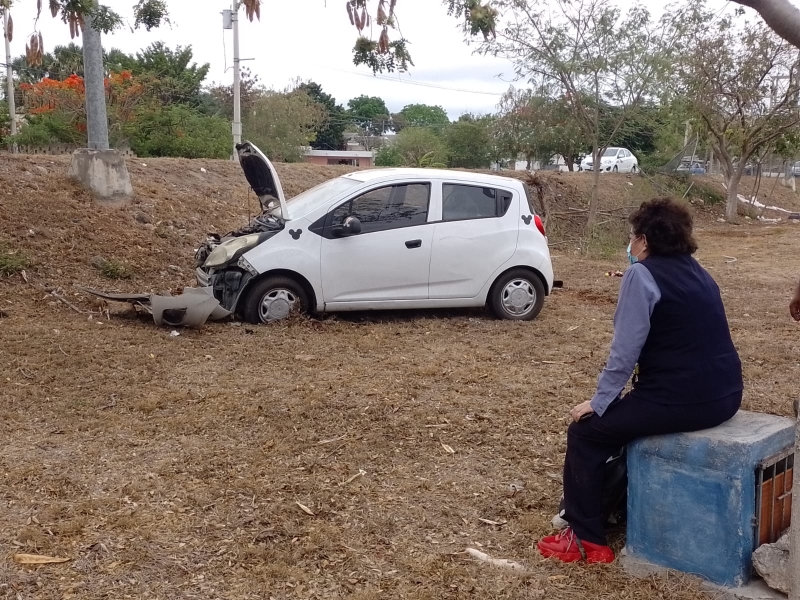 Mujer sufre siniestro vial en el Periférico de Mérida 