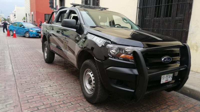 Camioneta de la policía municipal choca contra Uber