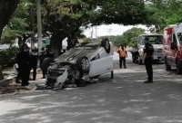 Vehículos chocan y terminan volcados en Avenida Internacional 