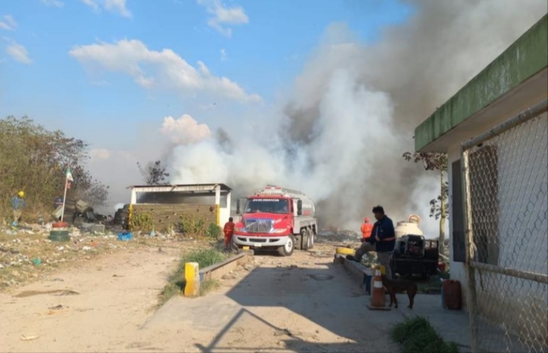 Bomberos de la SSP combaten incendio en basurero de Valladolid 