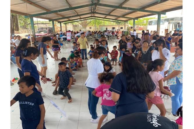 Infantes de San José Tecoh reciben donación de juguetes