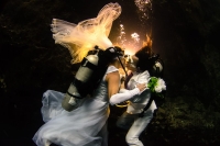 Pareja de extranjeros celebra boda subacuática en Tecoh