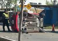 Choca y se vuelca  en la Juan Pablo II