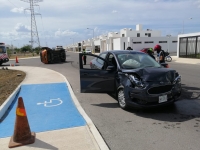 Conductora choca en Los Héroes y se fractura un brazo 