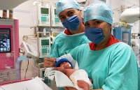 Médicos del IMSS le salvan la vida a bebé prematuro