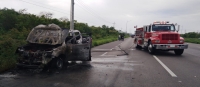 Camioneta nueva arde en llamas en la Mérida-Progreso