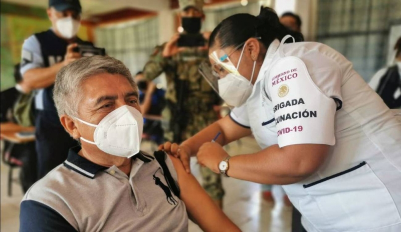 Vacunan a maestros contra Covid-19 en Campeche