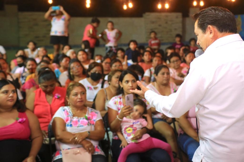 "Huacho" se reúne con mujeres del Sur de Mérida