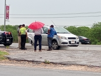 Piso mojado causa siniestro vial en Periférico 