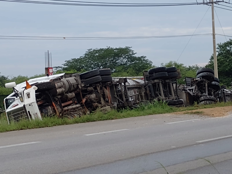 Tráiler se vuelca en la Mérida-Cancún con 124 mil litros de turbosina 