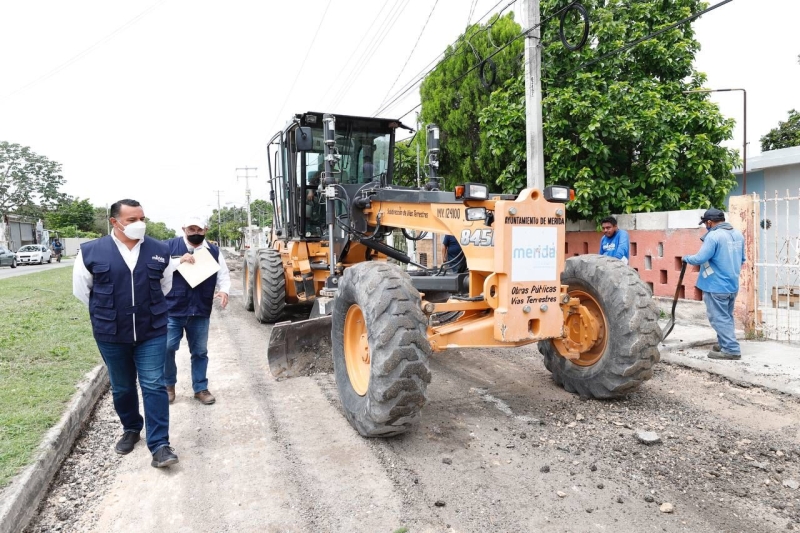 Renán Barrera supervisa rehabilitación de vialidades