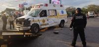 Paramédico resulta lesionado en choque de ambulancia