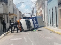 Siniestro vial en el centro de Mérida deja daños materiales