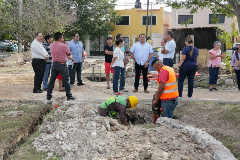 Renán Barrera supervisa remodelación del parque Francisco de Montejo IV Etapa