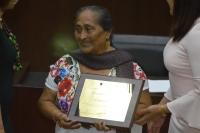 Celsa Ihuit recibe reconocimiento “Consuelo Zavala"
